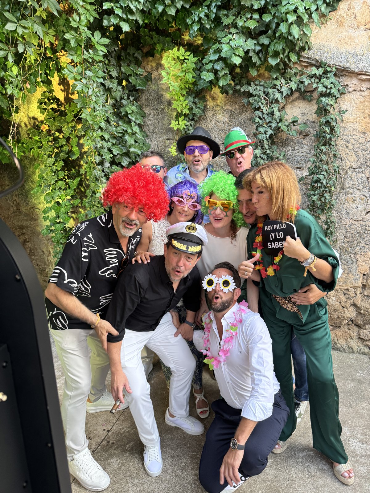 Grupo de invitados con pelucas y sombreros en el fotomatón