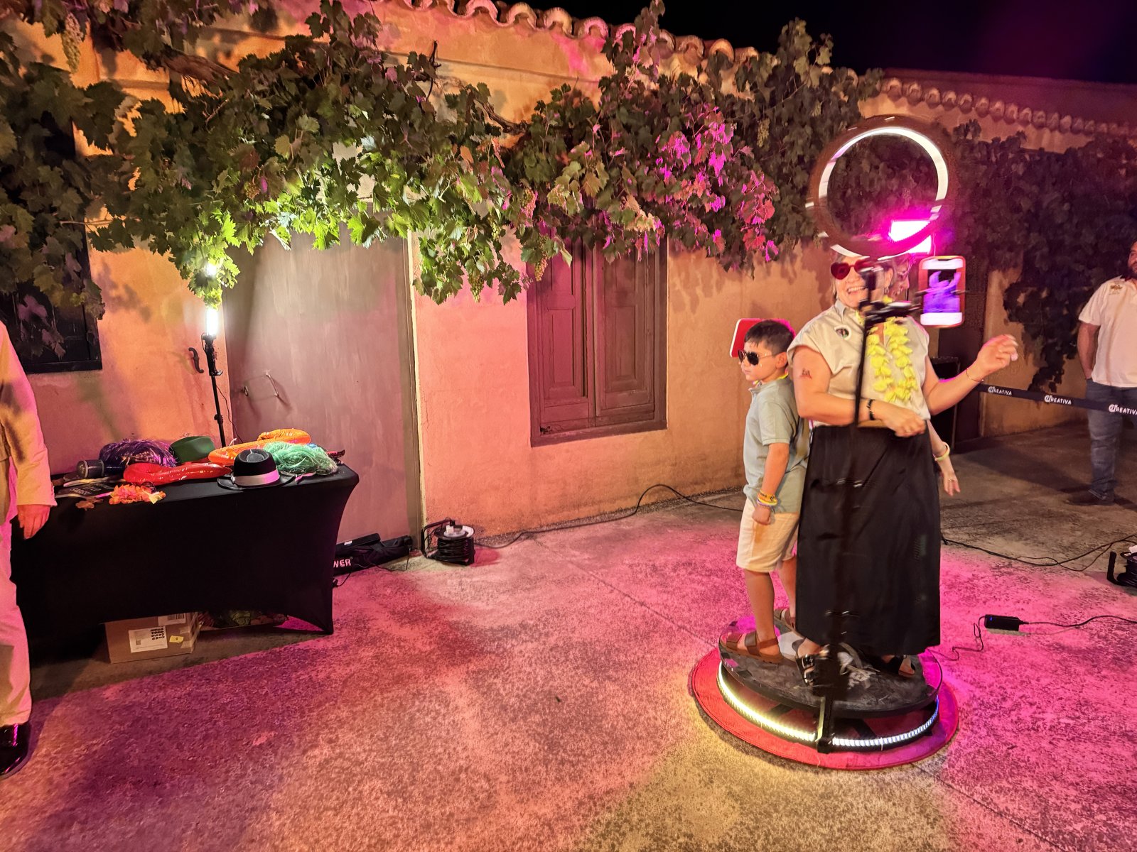 Invitados en la plataforma 360 en una fiesta al aire libre