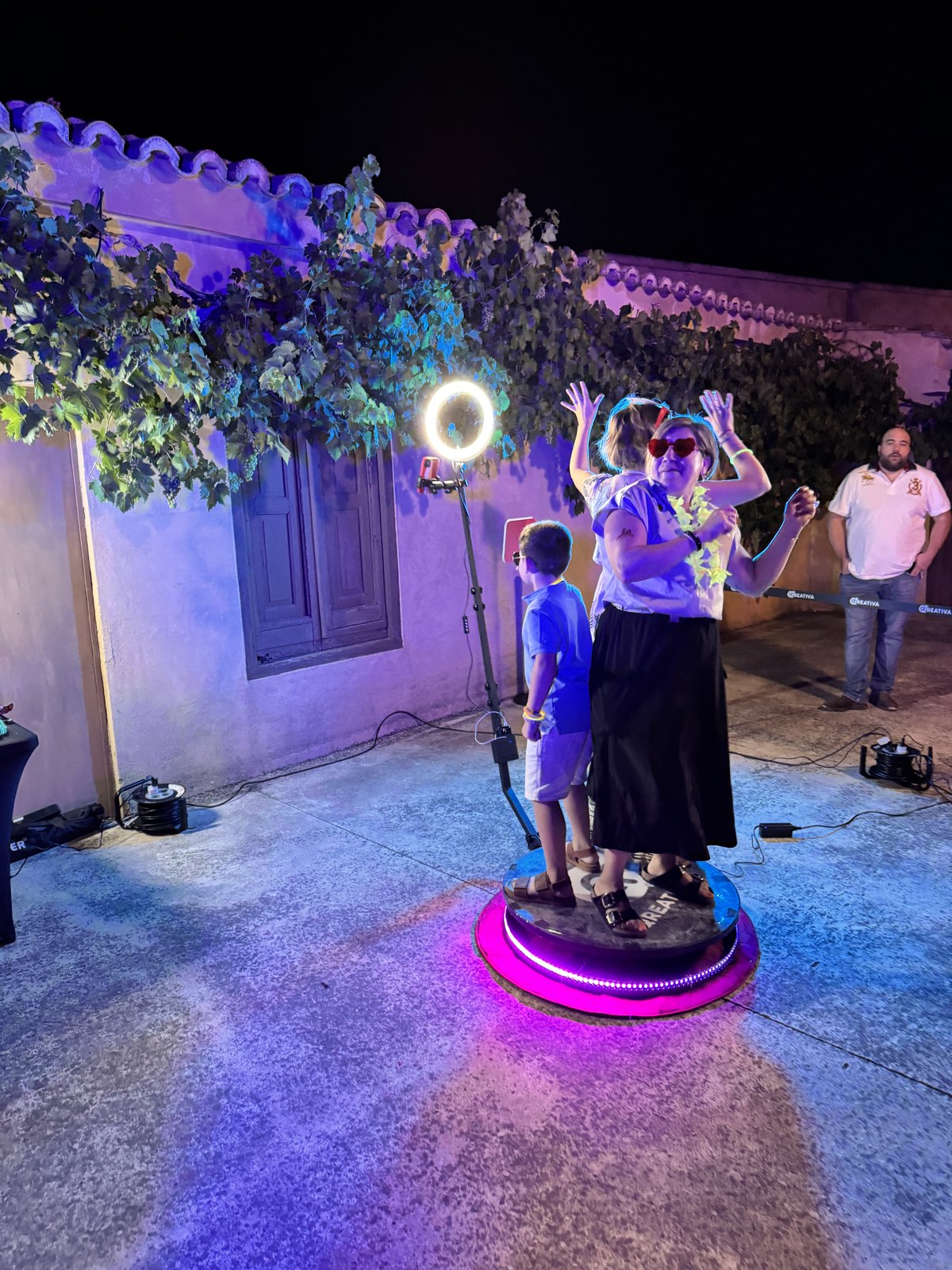 Invitados disfrutando de la plataforma 360 con iluminación de fiesta
