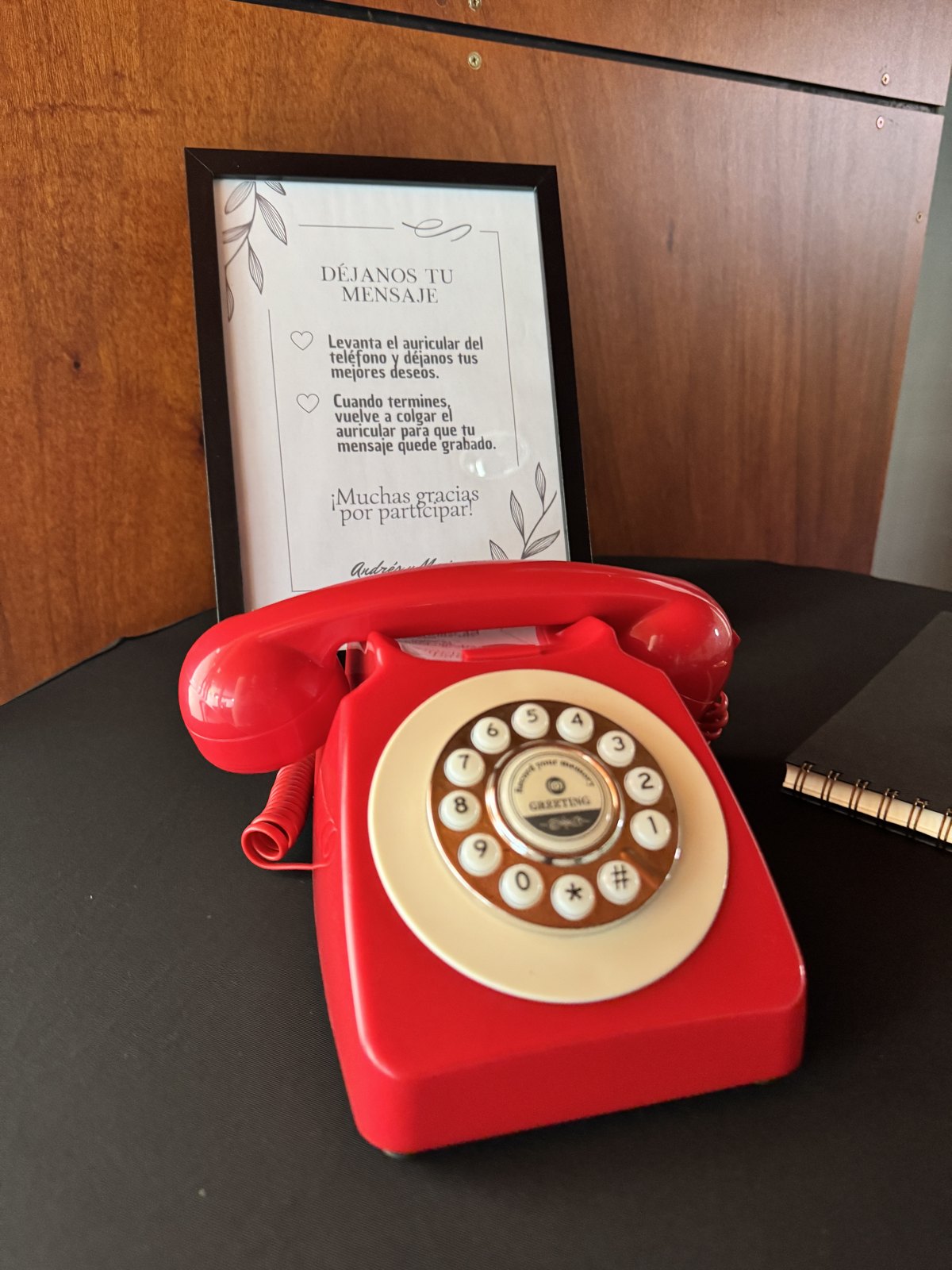 Teléfono rojo del libro de firmas de audio